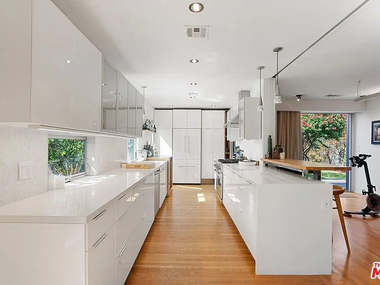 1666 S Curson Ave — Photo 4