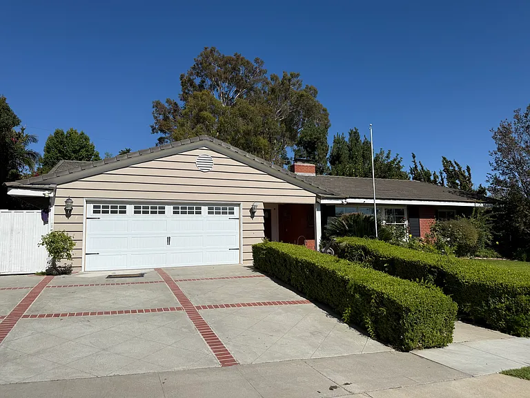 1348 Hollydale Dr — Photo 1