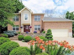 762 Lake Forest Dr, Lebanon, OH