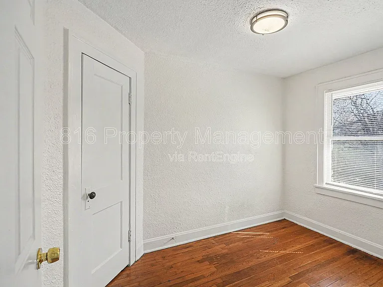 3315 E 52nd St — Photo 9