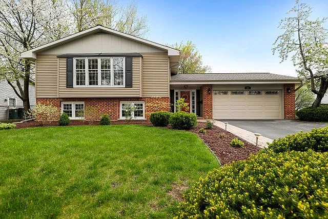 17W505 Earl Ct photo 1
