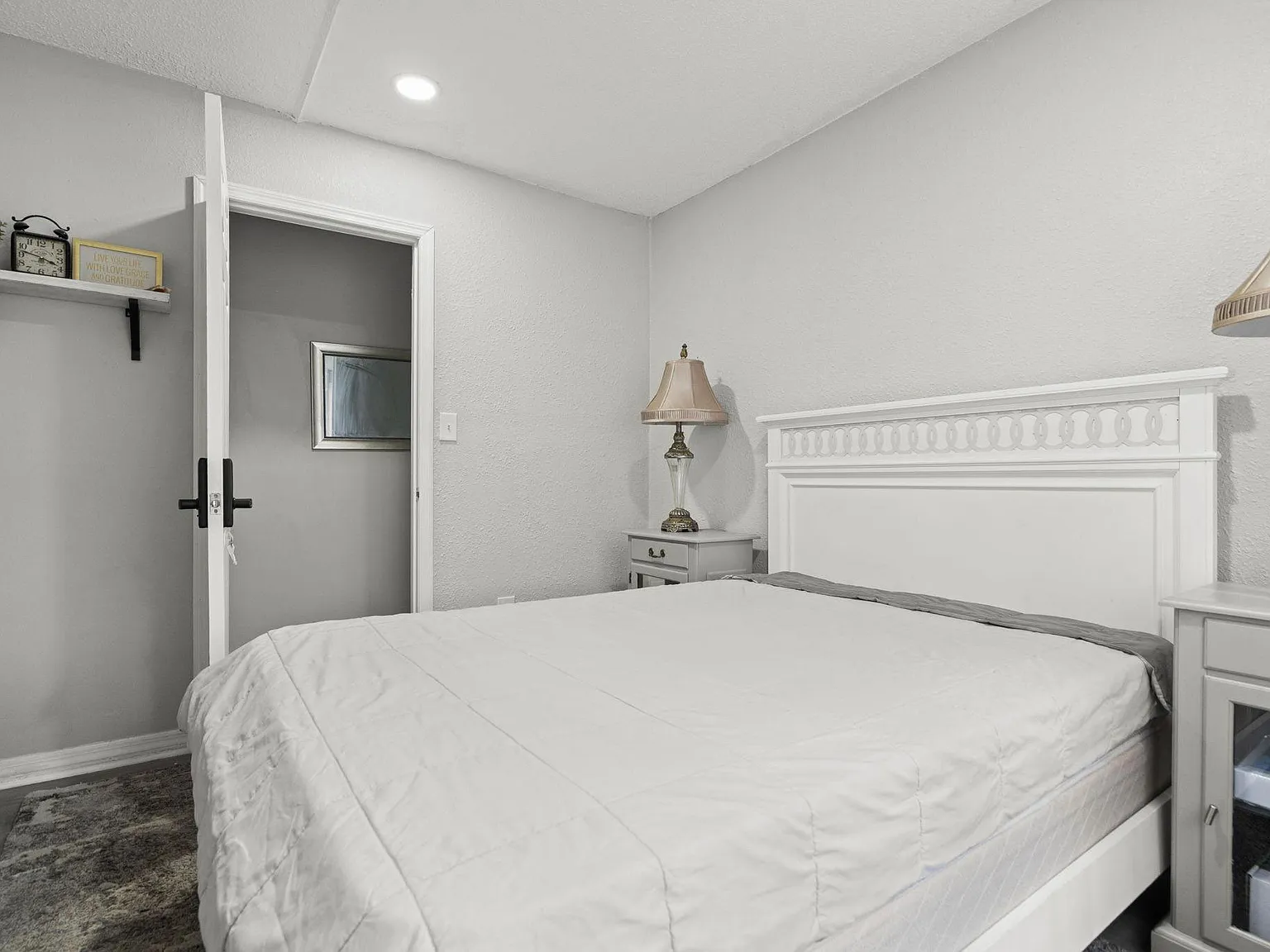 4 bed, 2.0 bath, 1200 sqft, $1,001 — Photo 2