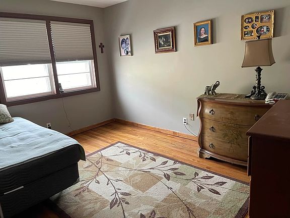 3rd image of 302 Beach 146 St
