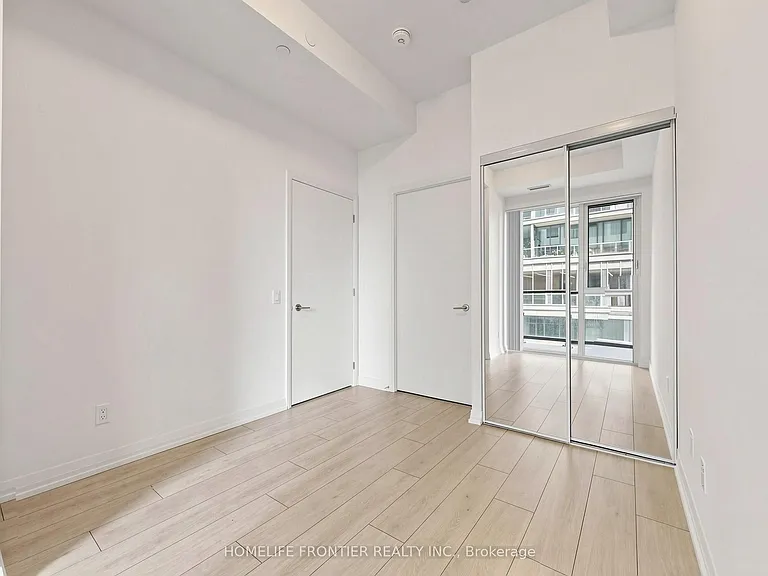 400 King St W #719 — Photo 13