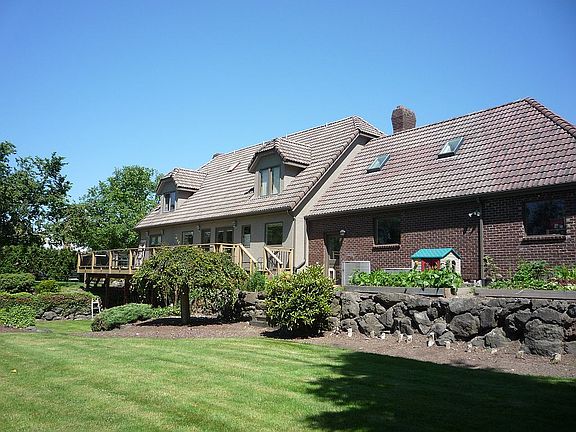 2nd image of 102 Rose Pl
