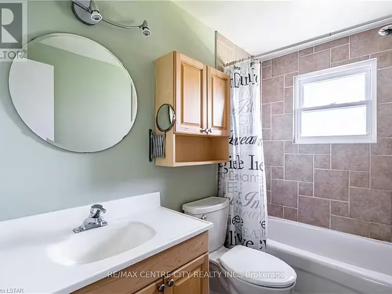 116 Paperbirch Cres E #UPPER — Photo 8