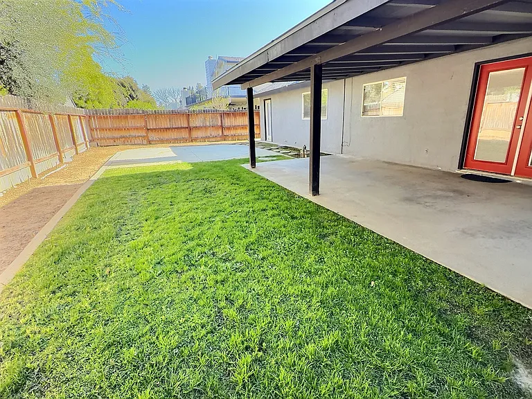 8237 N Del Mar Ave — Photo 22