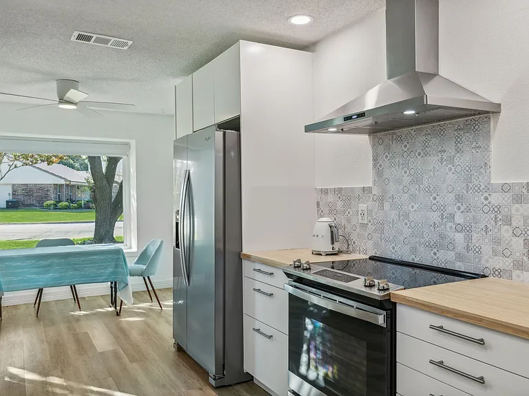 849 N Riverside Dr — Photo 8
