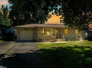 918 E 3rd St, Vinton, IA 52349