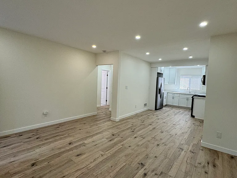 11689 Chandler Blvd — Photo 3