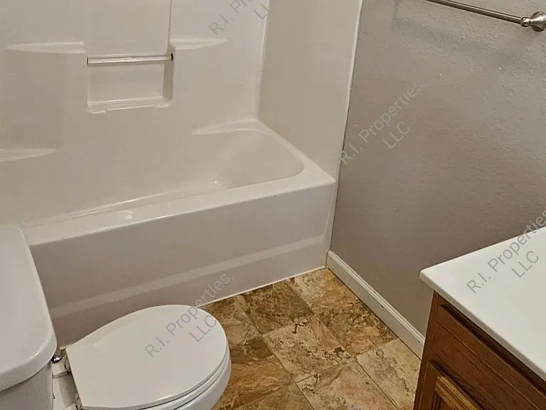 2080 Railroad St #2 — Photo 23