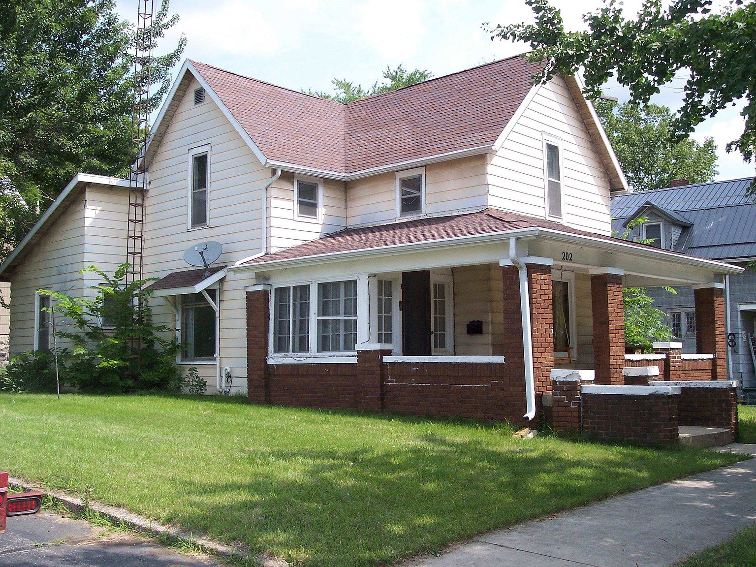 202 E Main St, Syracuse, IN 46567 | Zillow