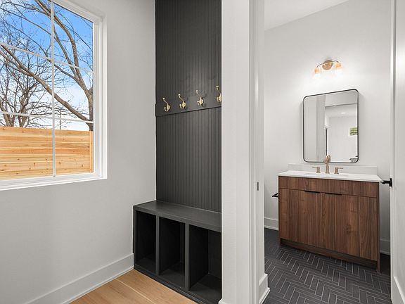 3rd image of 601 Vermont Rd #1