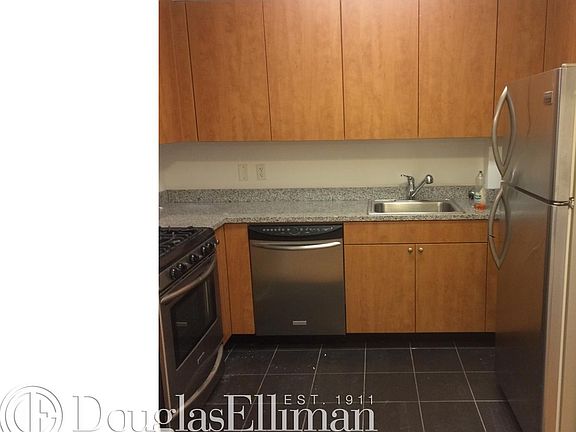 2nd image of 505 W 37th St Ph 4