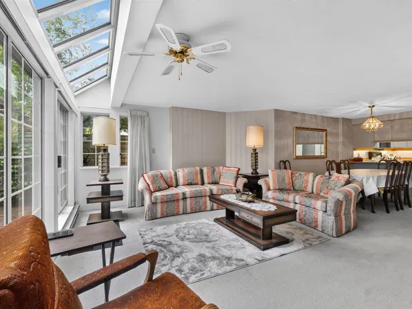 3441 Curle Ave #102, Burnaby, BC V5G 4P4