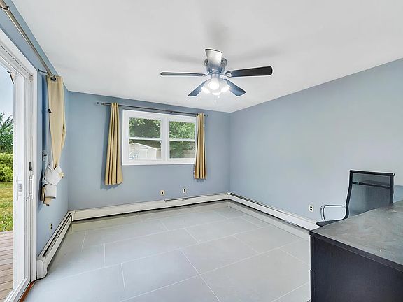 4th image of 36 Winter Ln