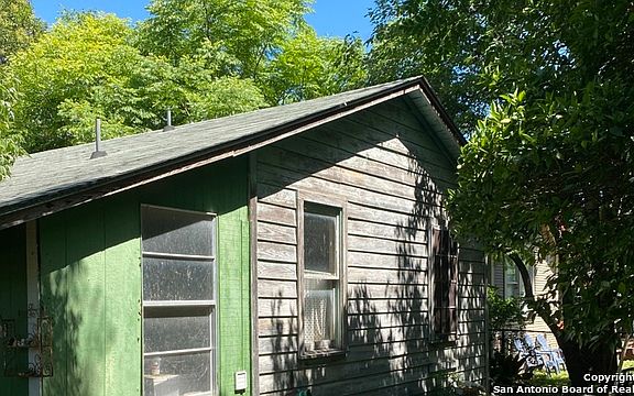 2nd image of 827 Gillespie St