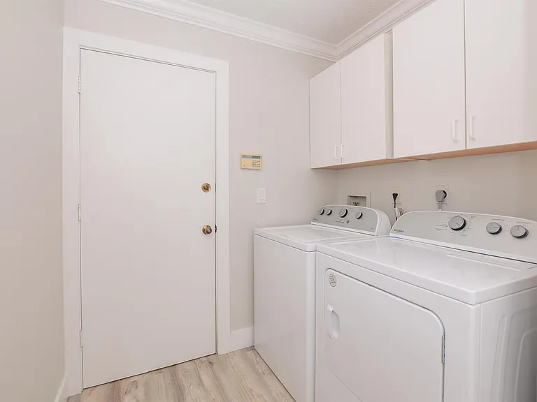 2411 NE Pinecrest Lakes Blvd — Photo 41