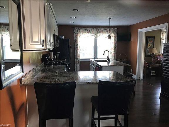 5th image of 1023 Buffalo St