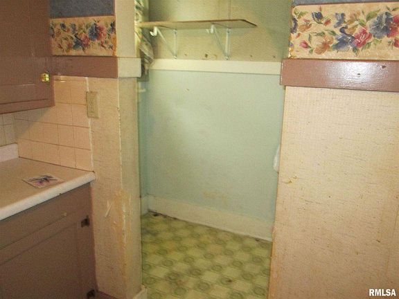 4th image of 729 E Virginia Ave