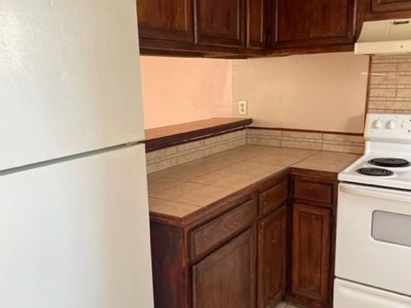 4th image of 15874 S Sunderland Ave APT C