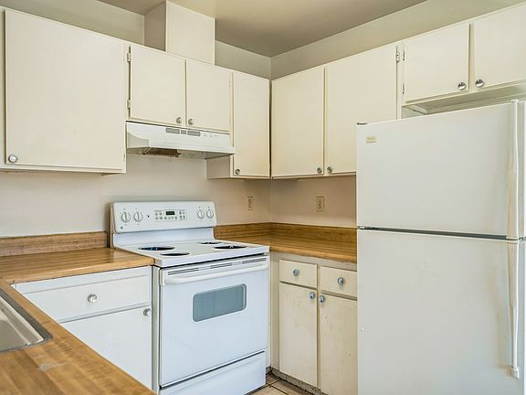 3rd image of 2685 Jennydiane Dr APT C