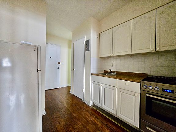 5th image of 1378 Lexington Ave #2A