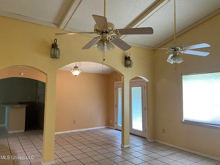 4908 Fairwood Dr — Photo 14