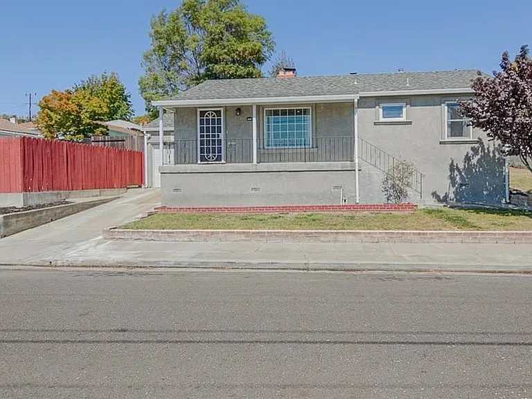 4380 Moreland Dr — Photo 1