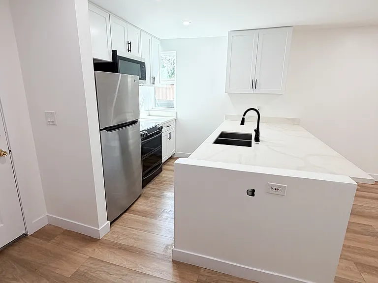 Encino Country Club Apartments — Photo 42