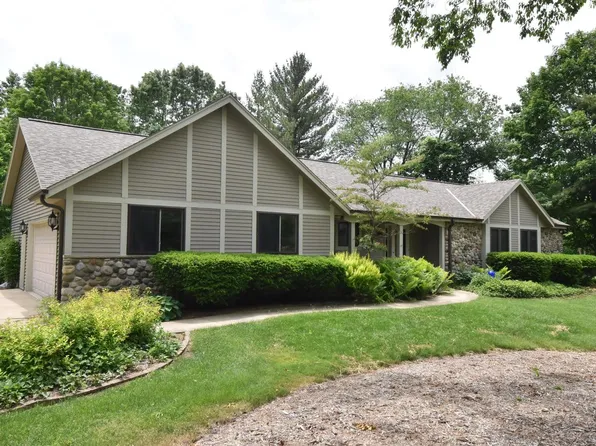 S44W22115 Sun Ridge DRIVE, Waukesha, WI 53189