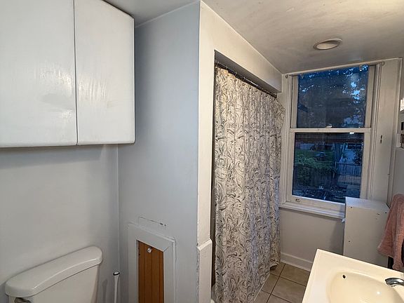 4th image of 6 Kendall Ave APT 2