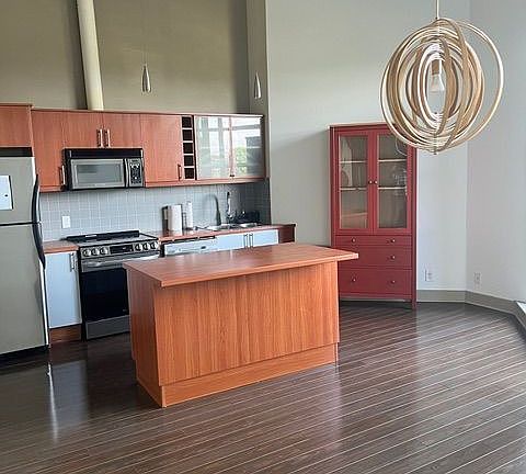 3rd image of 1001 Roselawn Ave Unit 201
