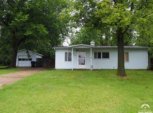 924 SW 32nd St, Topeka, KS 66611