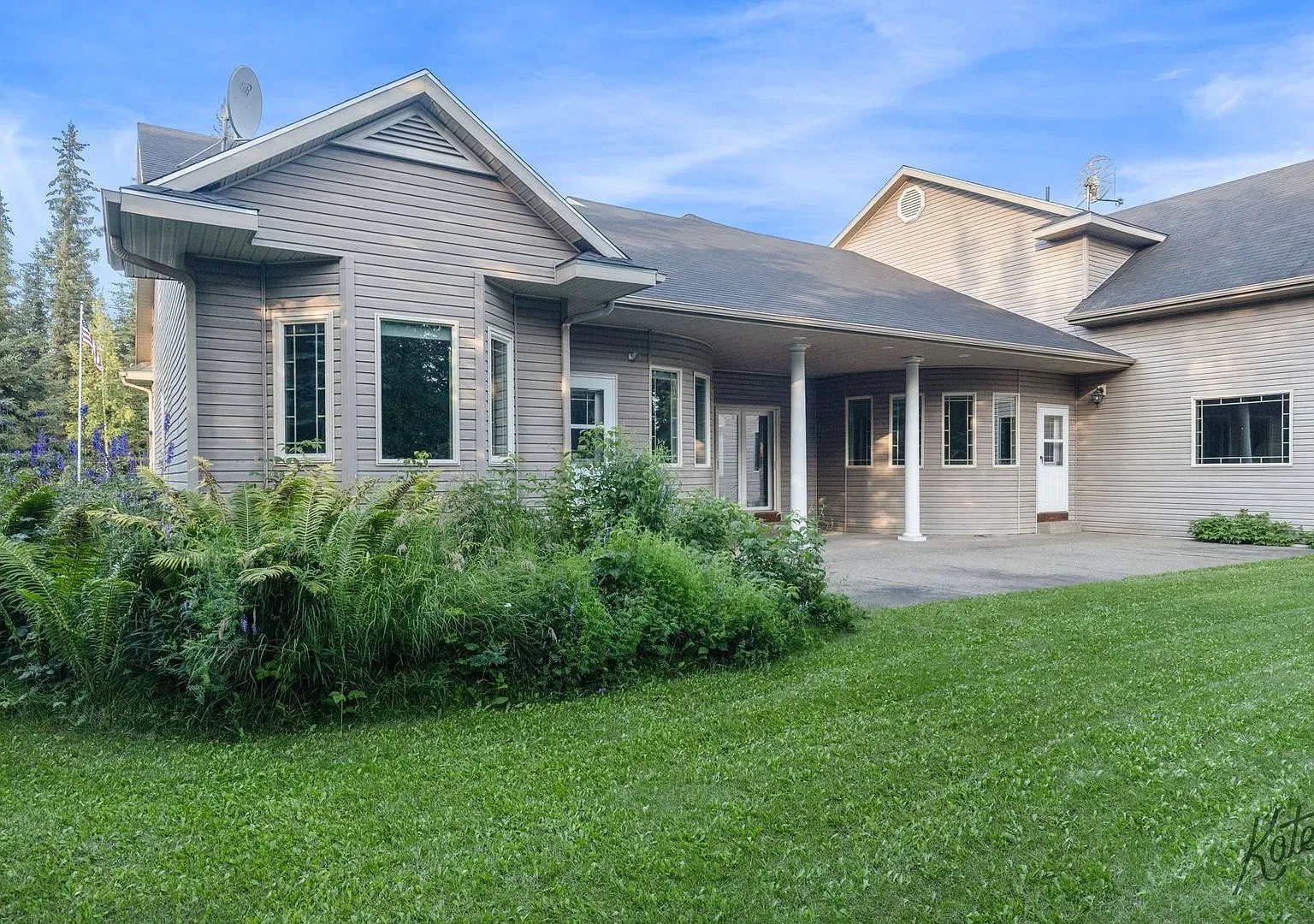 Century 21 Gold Rush Beautiful 4-Bedroom Waterfront Home For Rent! (Fairbanks) — Photo 1