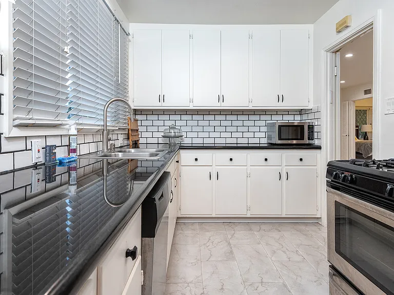 307 S La Peer Dr — Photo 13