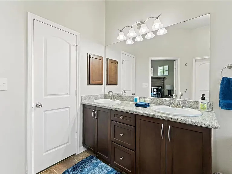 976 Northampton Dr — Photo 18