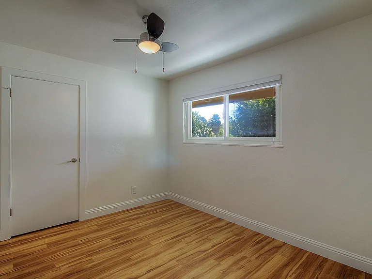 805 W 9th St — Photo 15