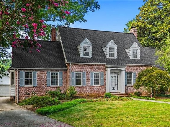 3rd image of 703 Woodland Dr