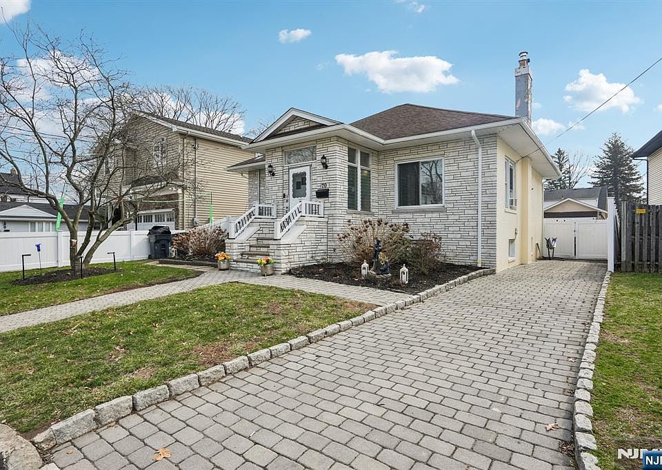 1st image of 70 Delford Ave