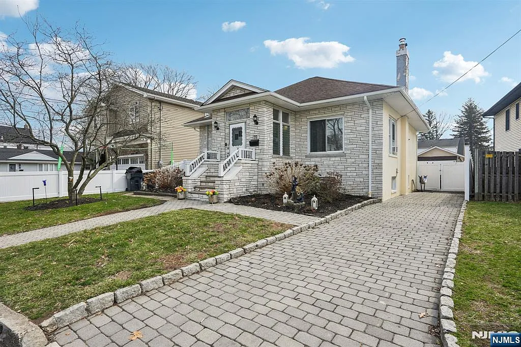 70 Delford Ave photo 1