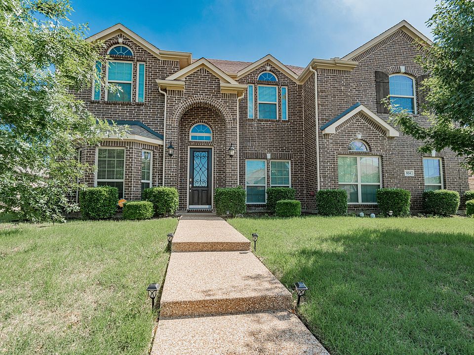 1st image of 824 Regal Bluff Ln
