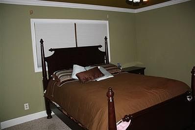 4th image of 708 Woodstock Ln