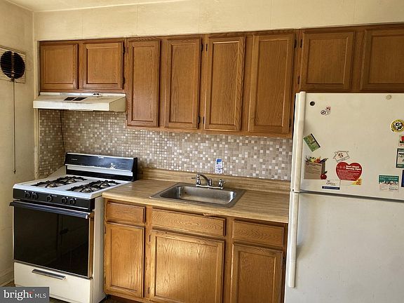2nd image of 815 Saint Dunstans Rd