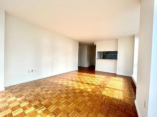5th image of 350 W 43rd St APT 12A