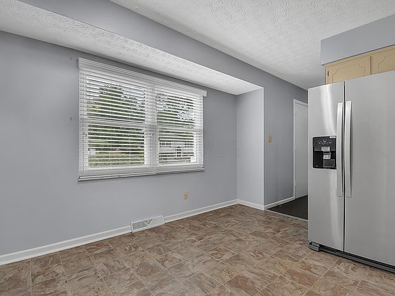 5th image of 537 Deerwood Ave