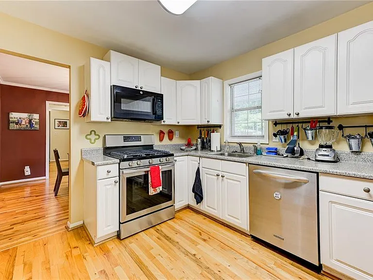 2423 Woodacres Rd NE — Photo 3
