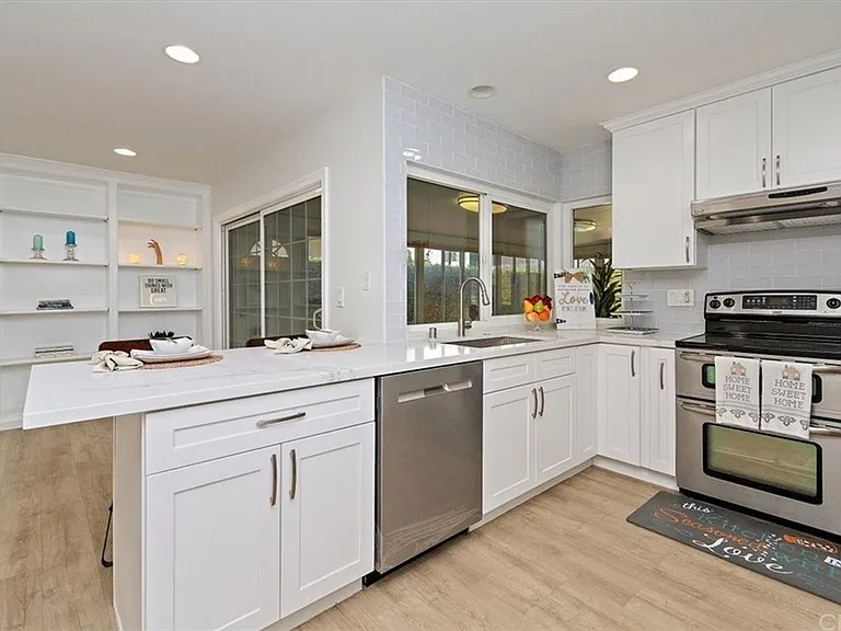 13043 Espinheira Dr — Photo 11