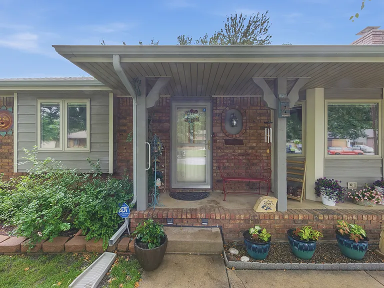 1715 N Stony Point — Photo 2