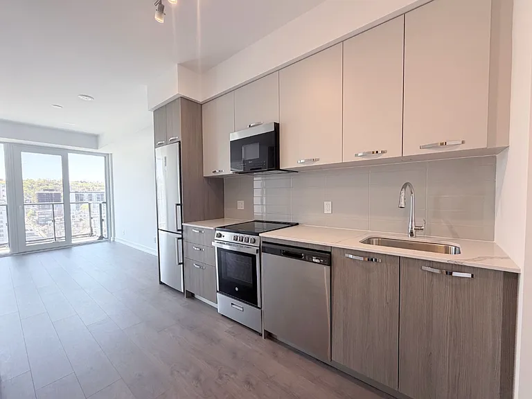 75 James St S #1423 — Photo 10